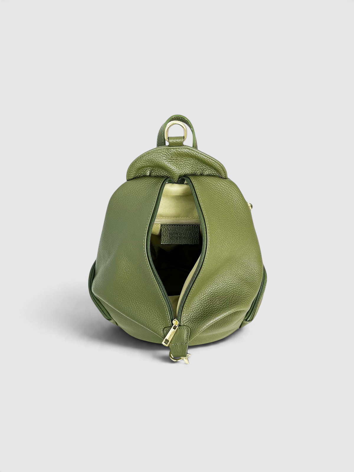 Zaino Cheval Firenze Nembus in pelle verde oliva con dettagli metallici dorati e chiusura a zip centrale